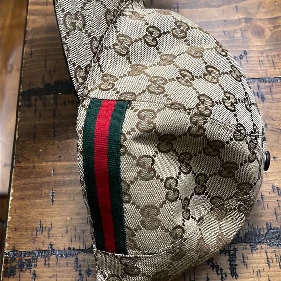 Gucci hat used two time signs shows on the inside from usage - Picture 2 of 11
